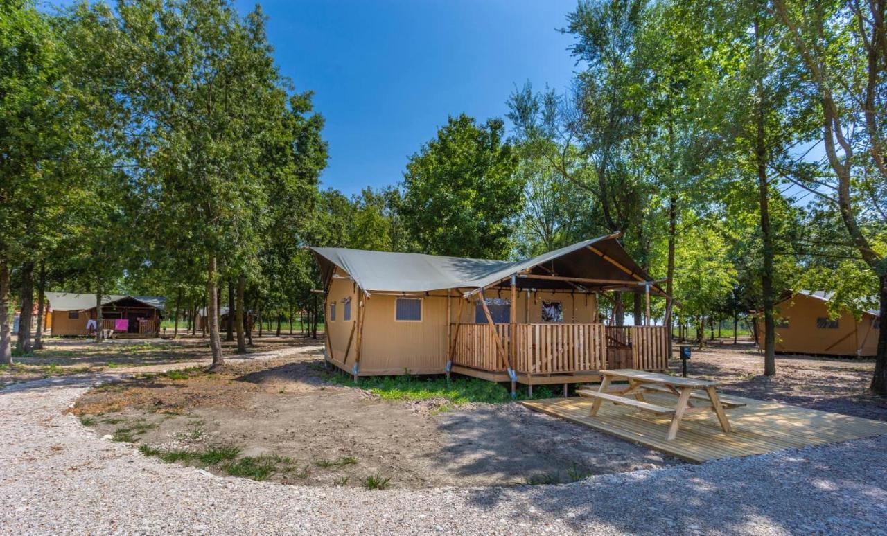 Agriturismo Tenuta Regina - Glamping Luxury Lodges And Apartments Palazzolo dello Stella Luaran gambar
